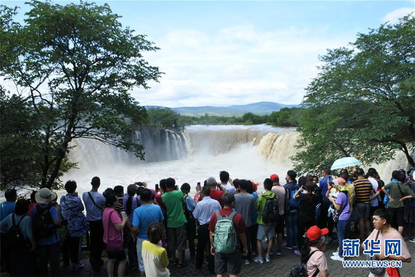 Riesiger Wasserfall in Heilongjiang zieht zahlreiche Besucher an