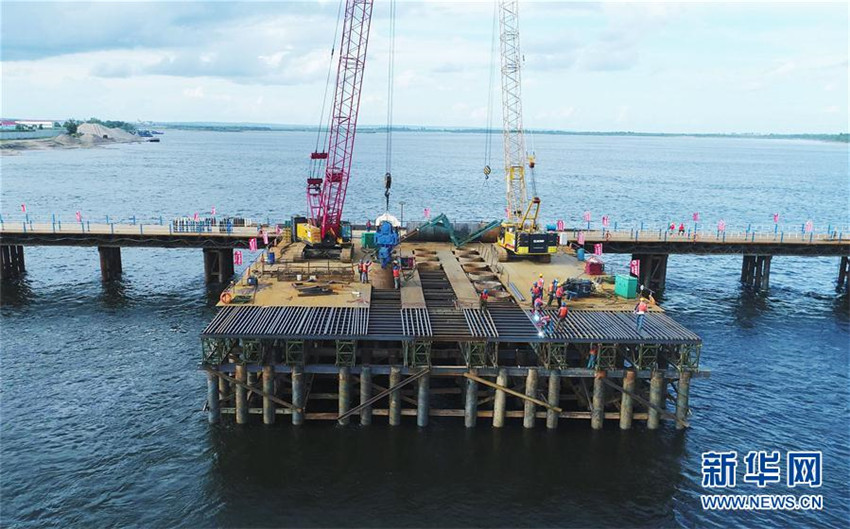 Brücke zwischen China und Russland im Bau