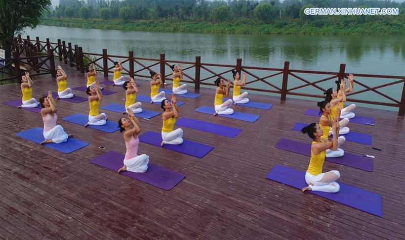 Yoga-übungen im Lianghekou-Feuchtgebiet Park