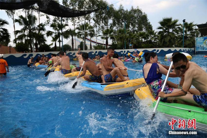 Mit Tauziehen im Wasser gegen Sommerhitze