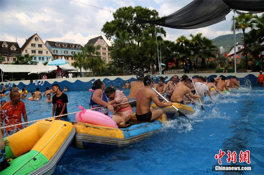 Mit Tauziehen im Wasser gegen Sommerhitze