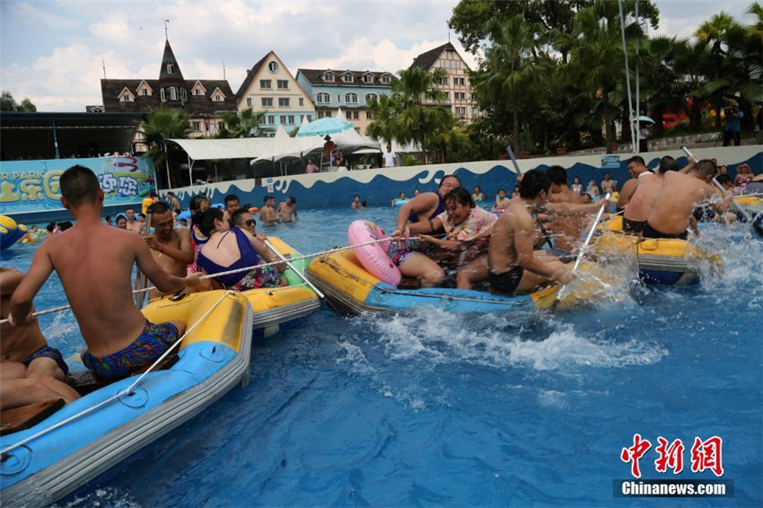 Mit Tauziehen im Wasser gegen Sommerhitze