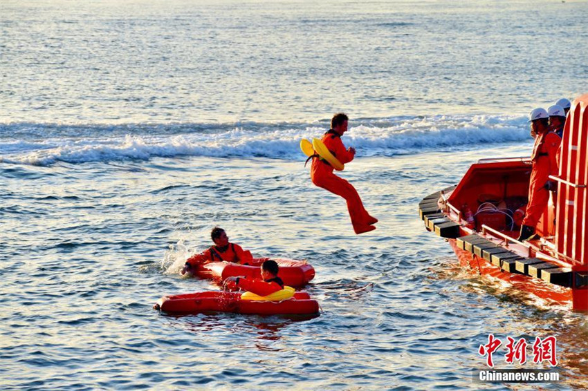 Chinesische und europ?ische Astronauten absolvieren Seerettungstraining