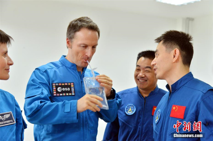 Chinesische und europ?ische Astronauten absolvieren Seerettungstraining