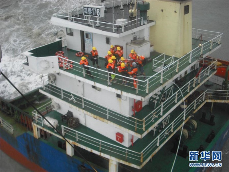 Taifun Pakhar bringt Frachtschiff zum Sinken
