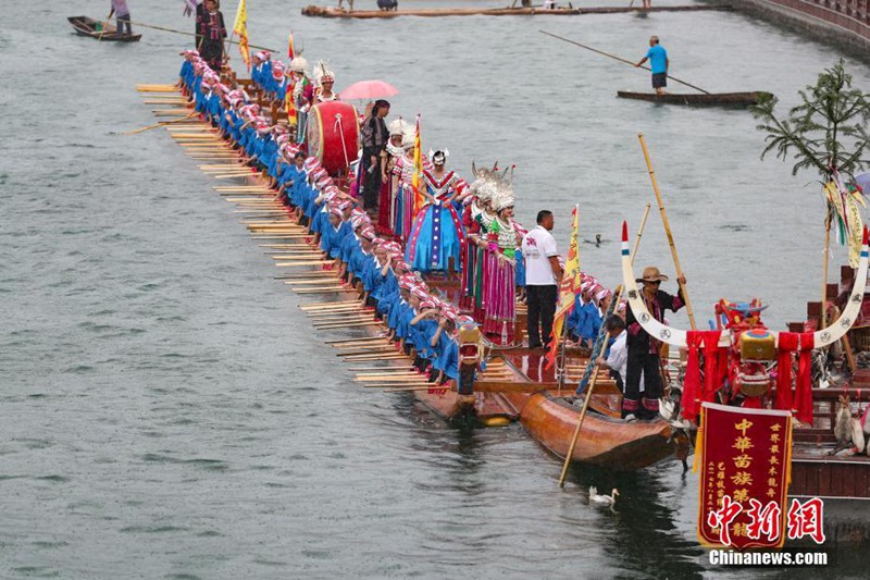 Weltl?ngstes Holzdrachenboot der Miao-Nationalit?t in Guizhou vorgestellt