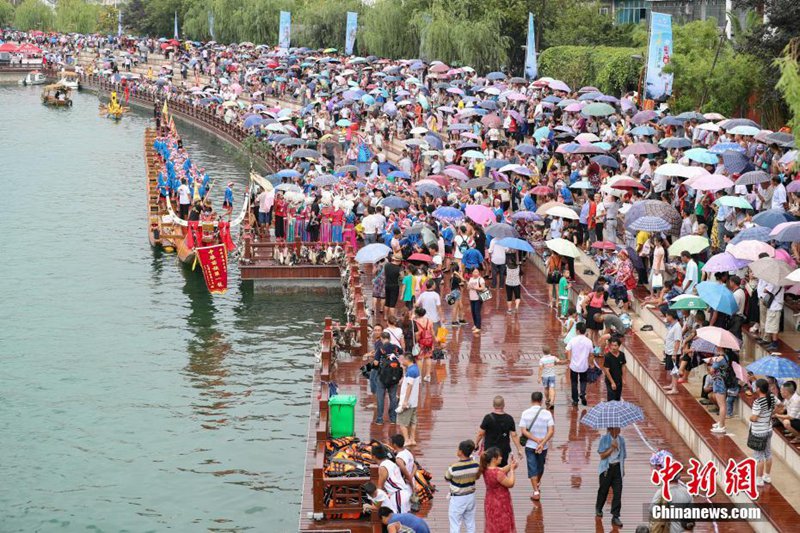 Weltl?ngstes Holzdrachenboot der Miao-Nationalit?t in Guizhou vorgestellt