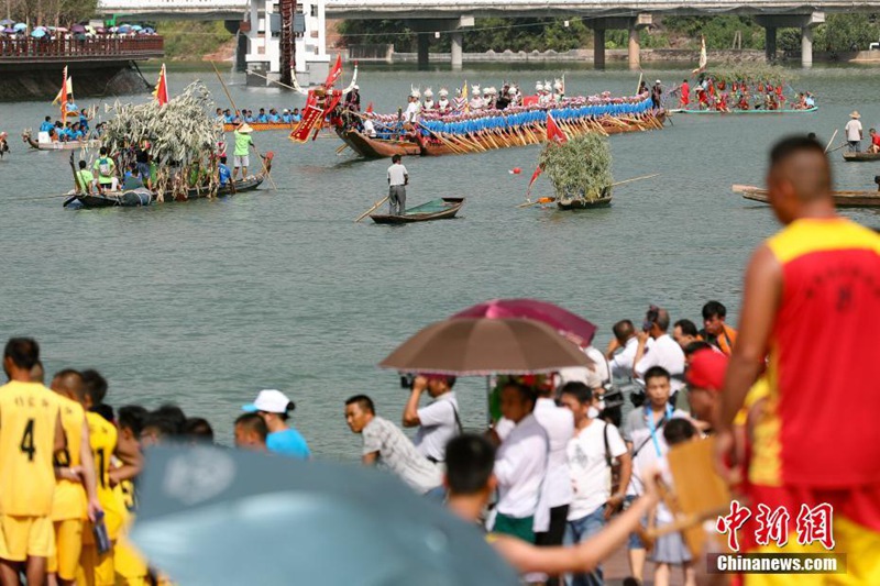 Weltl?ngstes Holzdrachenboot der Miao-Nationalit?t in Guizhou vorgestellt