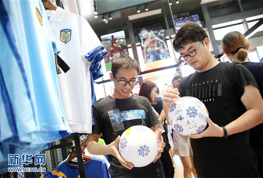 Suning er?ffnet ersten Selbstbedienungsladen in China