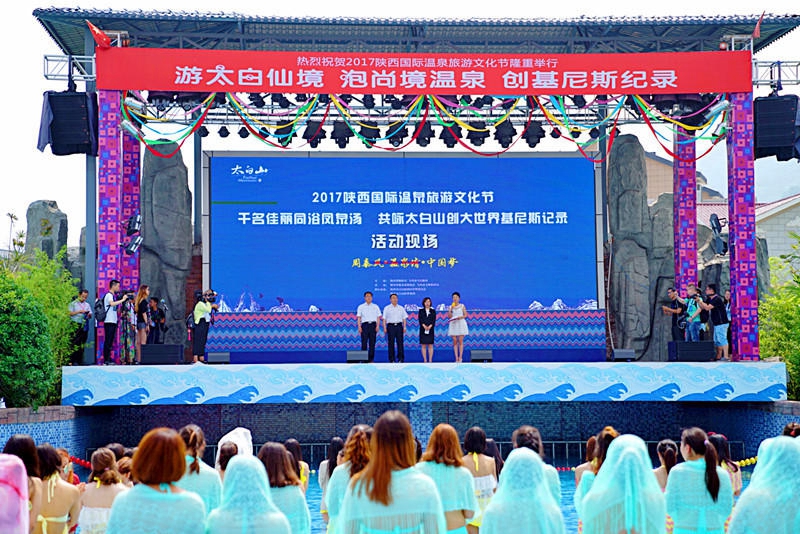 Neuer Guinness-Rekord durch tausend Sch?nheiten zum ?Baden in hei?er Quelle Fengquan und Singen von Taibai-Berg“