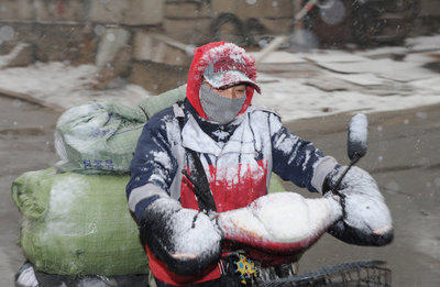 Am Vortag noch Pakete sortiert, dann pl?tzlich die Nachricht wie ein Schlag ins Gesicht: Blutkrebs. Eine Geschichte über eine Schicksalswende mit ungewissem Ausgang und ein Gesundheitswesen, das ganze Familien an den Rand der Existenz treiben kann.