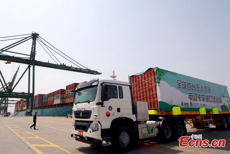 Erster fahrerloser Elektro-LKW wird am Tianjin-Hafen in Betrieb genommen
