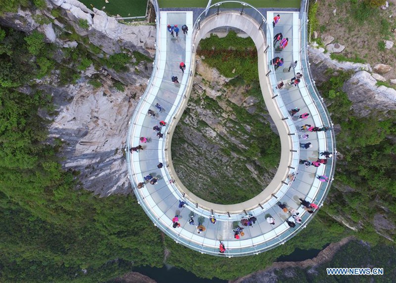Die transparente hufeisenf?rmige Auslegerbrücke in Chongqing