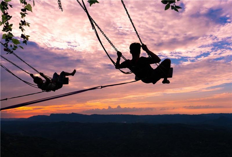 Schaukel auf der Klippe in Guizhou lockt viele Touristen