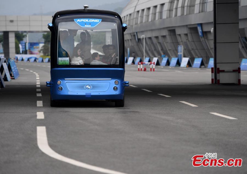 Ein führerloser Elektrobus bietet w?hrend der?Digital China Summit" kostenlose Fahrten an