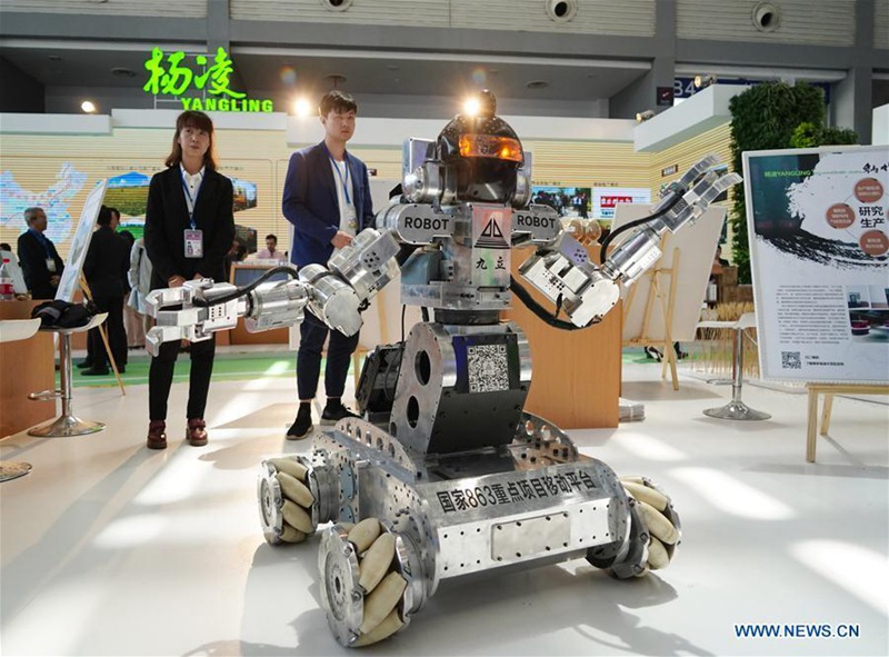Roboter werden auf der Seidenstra?e-Expo in China gezeigt