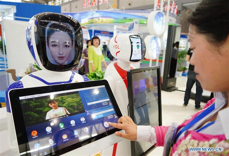 Roboter werden auf der Seidenstra?e-Expo in China gezeigt
