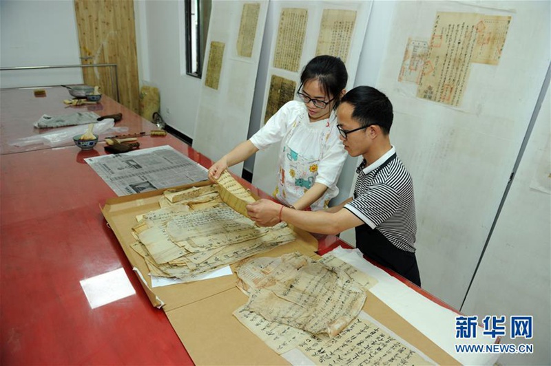 Junge Restauratoren für den Erhalt der Jinping-Aufzeichnung