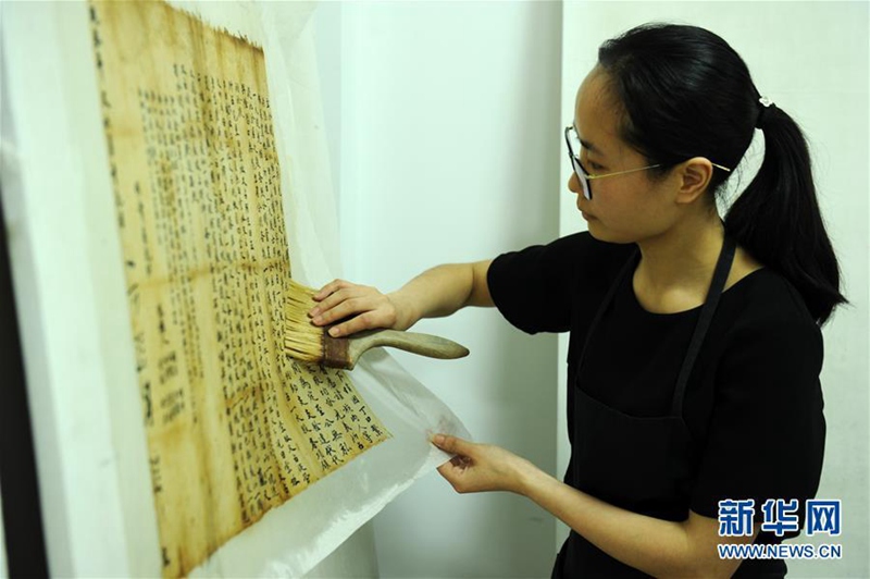 Junge Restauratoren für den Erhalt der Jinping-Aufzeichnung