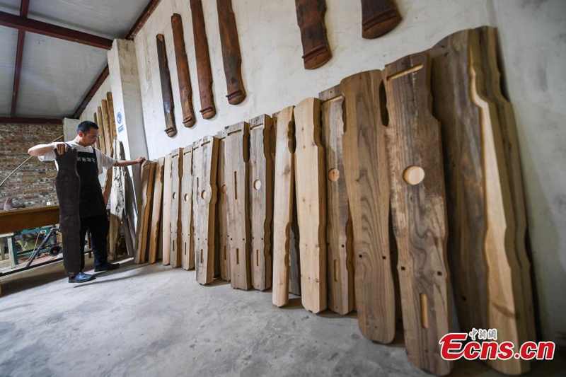 Mann verschreibt sich der traditionellen Guqin-Herstellung