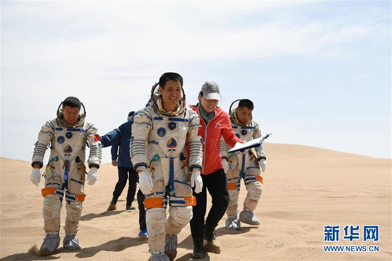 Chinesische Astronauten führen ihr Wüsten-überlebenstraining durch