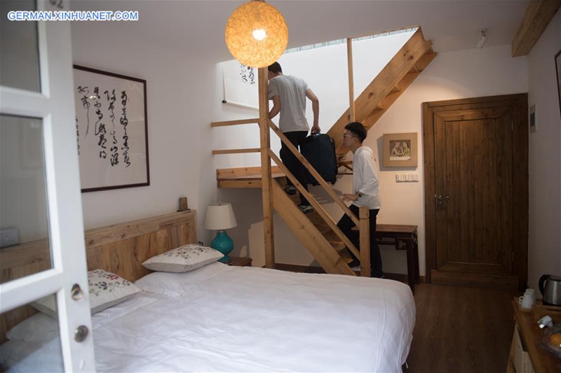 Bibliothek im Hostel zieht Touristen an