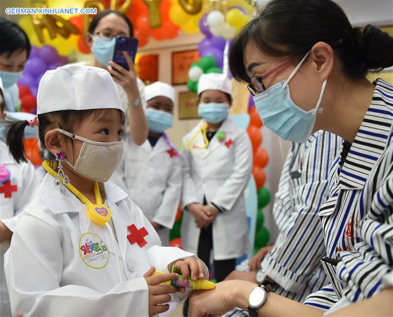 Kinder mit Leuk?mie nehmen an Rollespiel als Doktoren teil