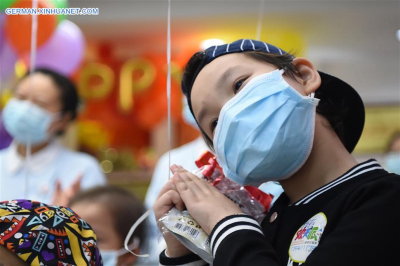 Kinder mit Leuk?mie nehmen an Rollespiel als Doktoren teil