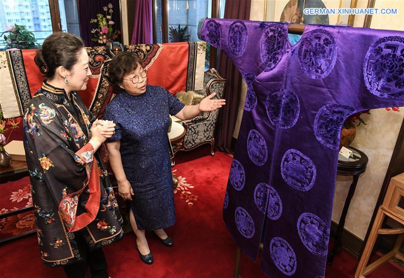 Ausstellung traditioneller Trachten und Stickereien in Beijing