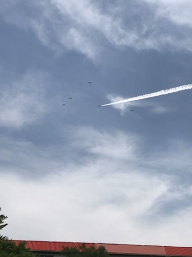 Tarnkappenbomber J-20 im Formationsflug