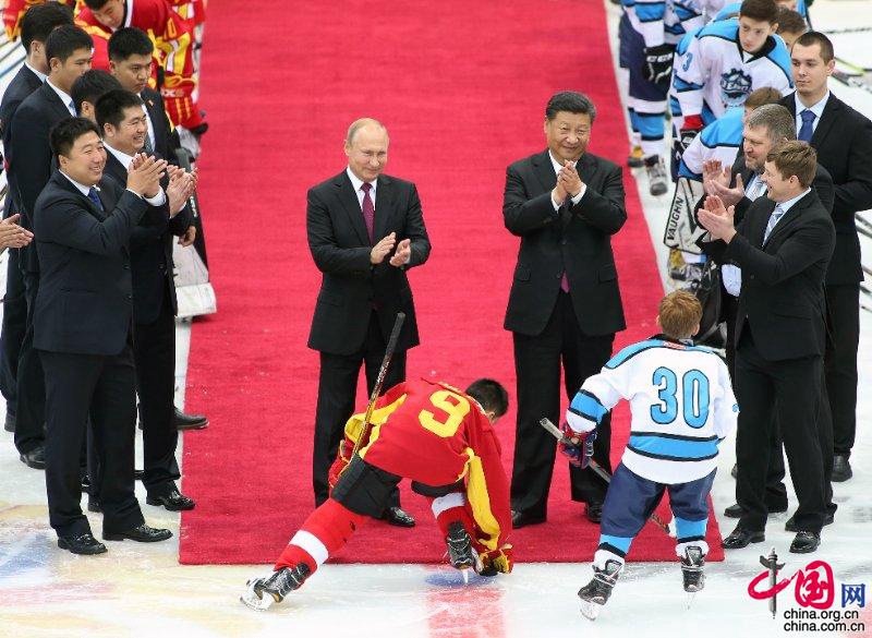 Putins China-Reise: Hochgeschwindigkeitszug, Eishockey, lokale Snacks