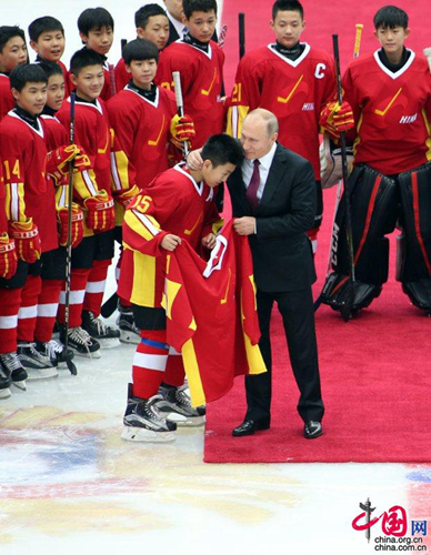 Putins China-Reise: Hochgeschwindigkeitszug, Eishockey, lokale Snacks