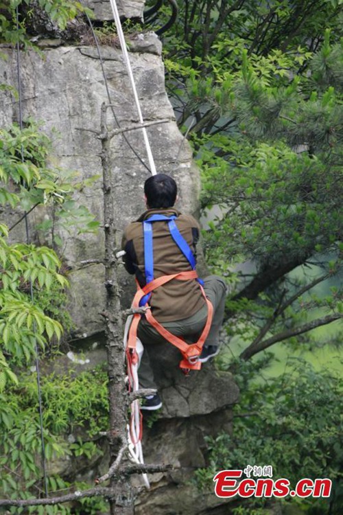 Sanit?rarbeiter auf den Klippen riskiert sein Leben