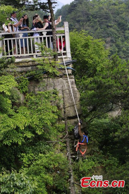 Sanit?rarbeiter auf den Klippen riskiert sein Leben