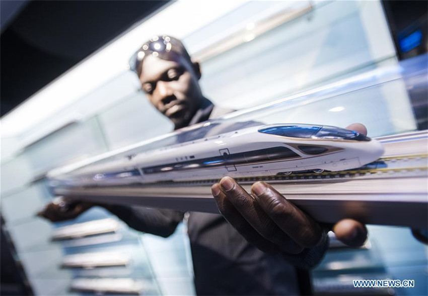 Menschen aus 13 Nationen besuchen Chinas Fahrschule für Hochgeschwindigkeitszüge