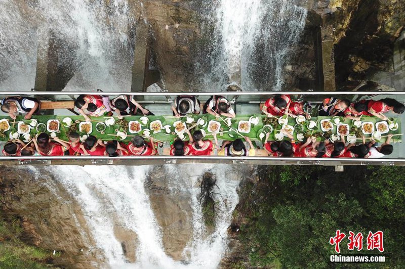 Drachenbootfest in der Luft