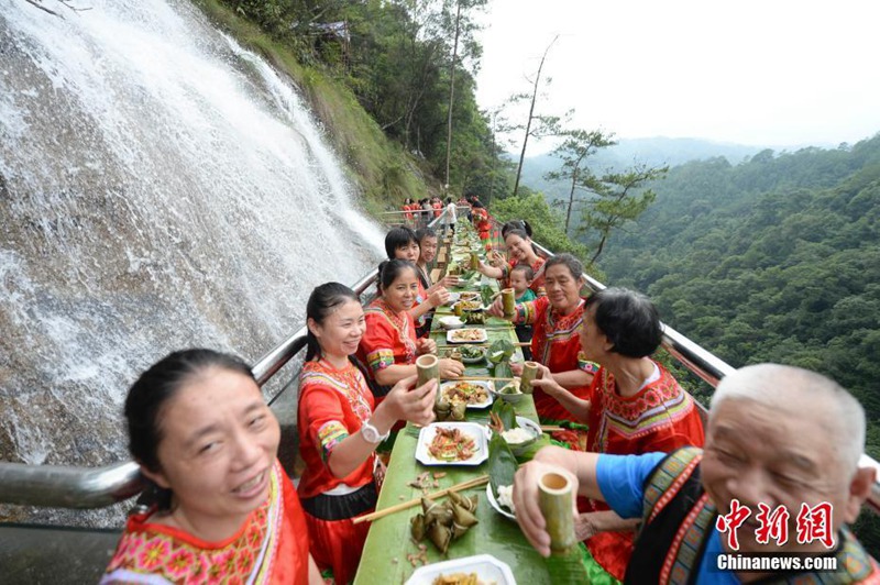 Drachenbootfest in der Luft