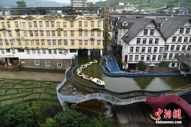 Magisches Chongqing: Kanal flie?t unter Wohngeb?ude durch