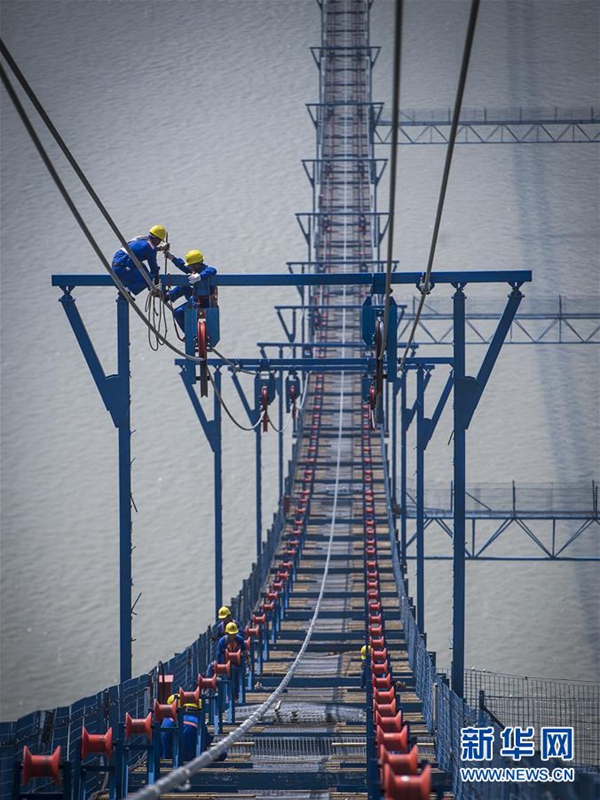China baut weltweit gr??te zweistufige H?ngebrücke über dem Jangtse-Fluss
