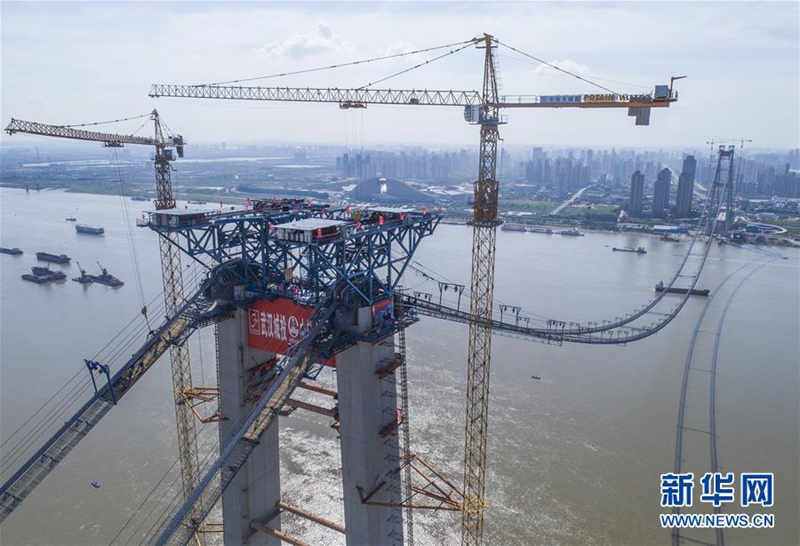 China baut weltweit gr??te zweistufige H?ngebrücke über dem Jangtse-Fluss