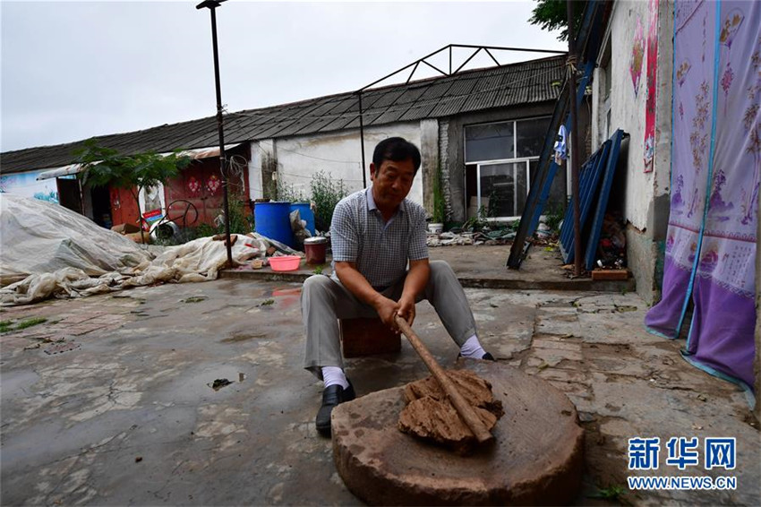 Handgefertigte Tonstatuetten ?Ninigou“: lebendes Fossil aus der grauen Vorzeit