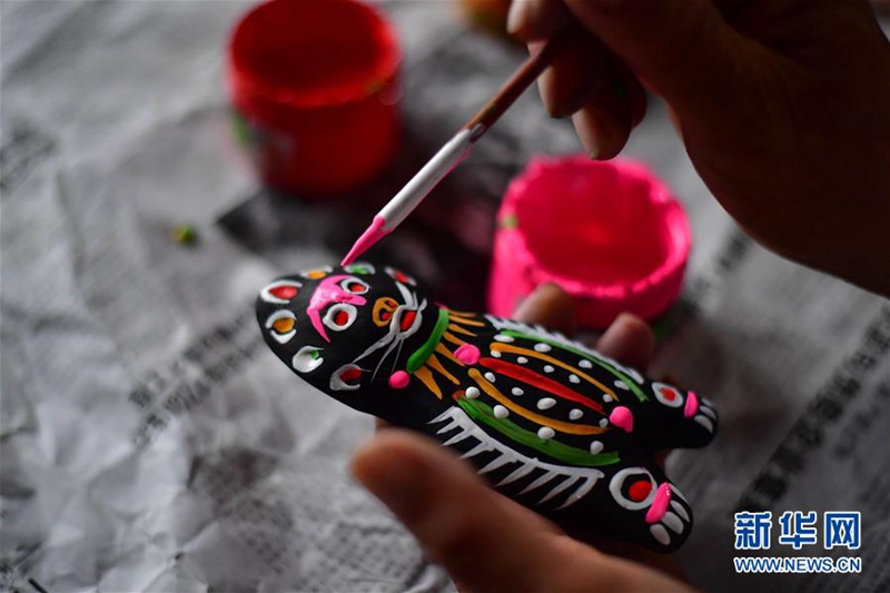 Handgefertigte Tonstatuetten ?Ninigou“: lebendes Fossil aus der grauen Vorzeit