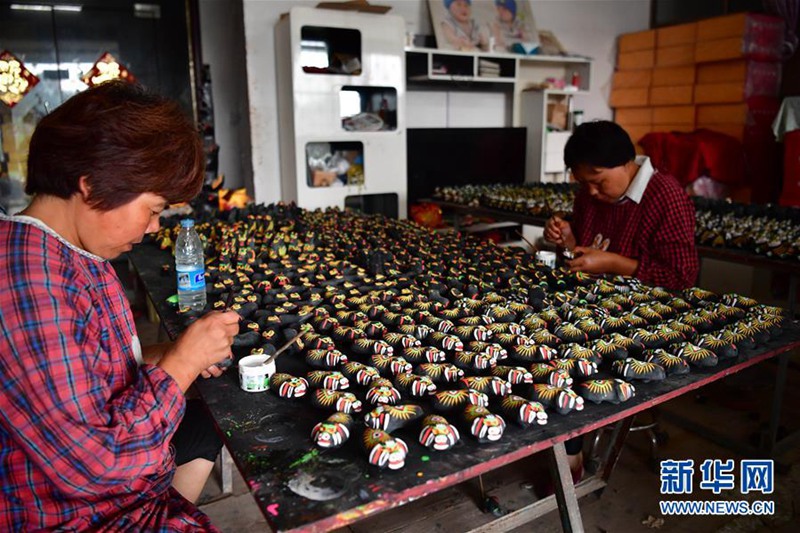 Handgefertigte Tonstatuetten ?Ninigou“: lebendes Fossil aus der grauen Vorzeit