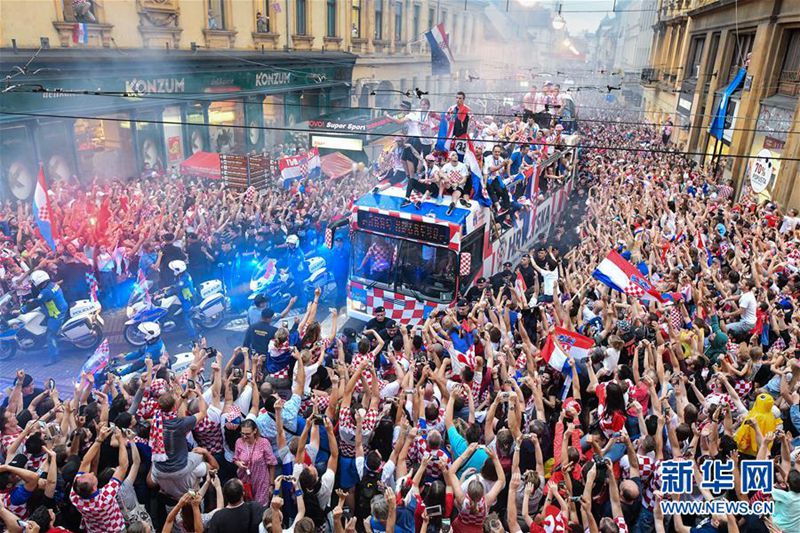 WM-Fu?ballmannschaften kehren ehrenvoll in ihre Heimat zurück 