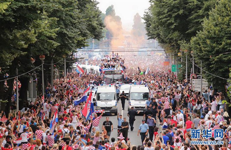 WM-Fu?ballmannschaften kehren ehrenvoll in ihre Heimat zurück 