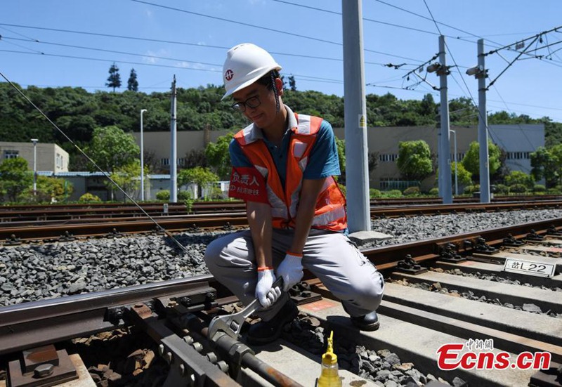 Techniker sorgen an Sommertagen für Sicherheit im Eisenbahnverkehr