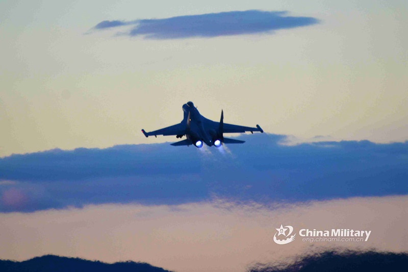 J-11 Kampfflugzeug beim Nachtkampfflugtraining