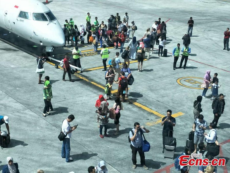 Passagiere nach den Erdbeben in Indonesien evakuiert