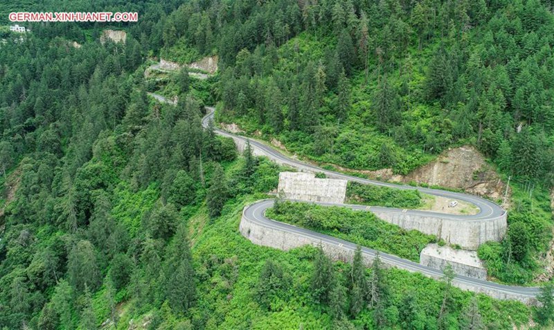 Schnellstra?e Gyirong-Pass in Tibet gewinnt nach Erdbeben wieder an Dynamik