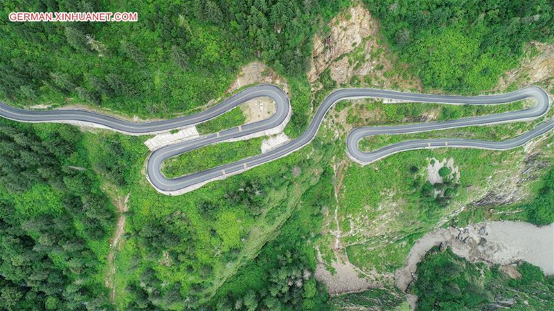 Schnellstra?e Gyirong-Pass in Tibet gewinnt nach Erdbeben wieder an Dynamik